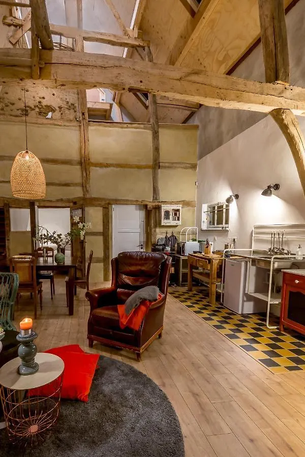 Aan de Holle Weg. Zeer landelijk gelegen verbouwde stal tot woning Nuth 0*,  Nederland