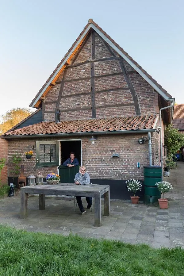 Appartement Aan de Holle Weg. Zeer landelijk gelegen verbouwde stal tot woning Nuth